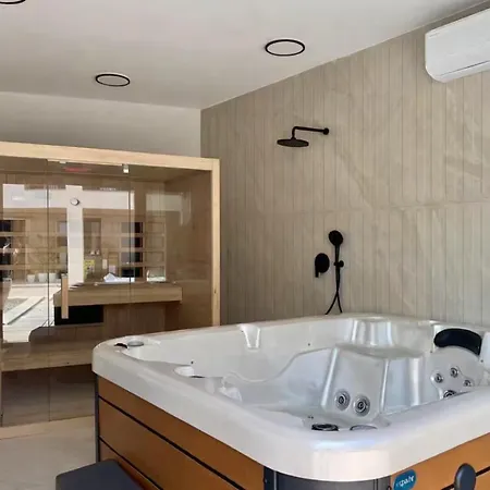 Willa 4-bdroom Family Sleeps 16 W Pool And Hot Tub Montižana