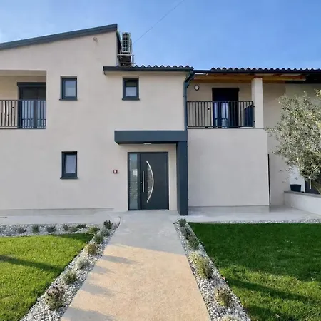 4-bdroom Family Sleeps 16 W Pool And Hot Tub Montižana