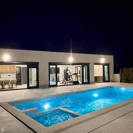 4-bdroom Family Sleeps 16 W Pool And Hot Tub